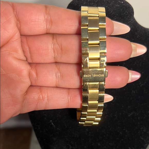 Michael Kors Elegant Gold and Black Timepiece - Picture 3 of 5
